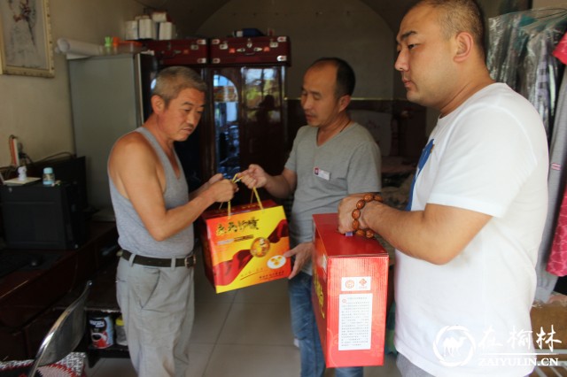 榆阳区金华路社区喜迎&ldquo;双节&rdquo;走访慰问困难群众