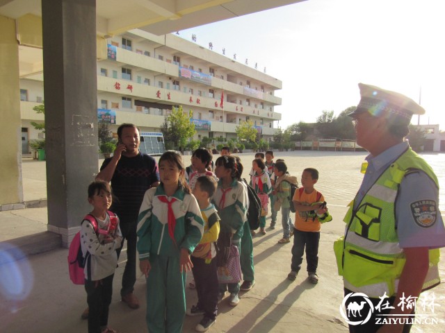 7座面包车乘座12名学生靖边交警及时查处消除安全隐患