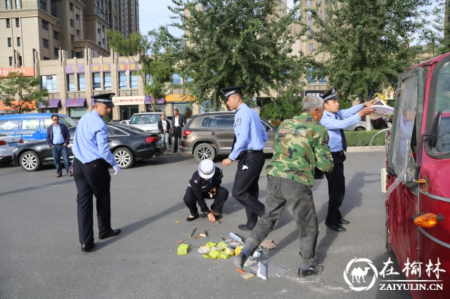 摩托三轮侧翻驾驶员被困 绥德民警及时救助