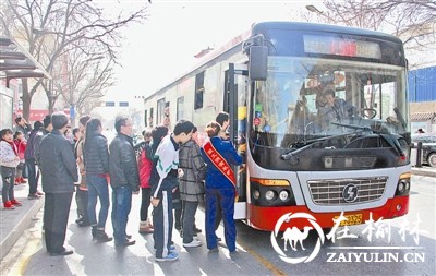 乘客在文明引导员的引导下有序乘坐公交