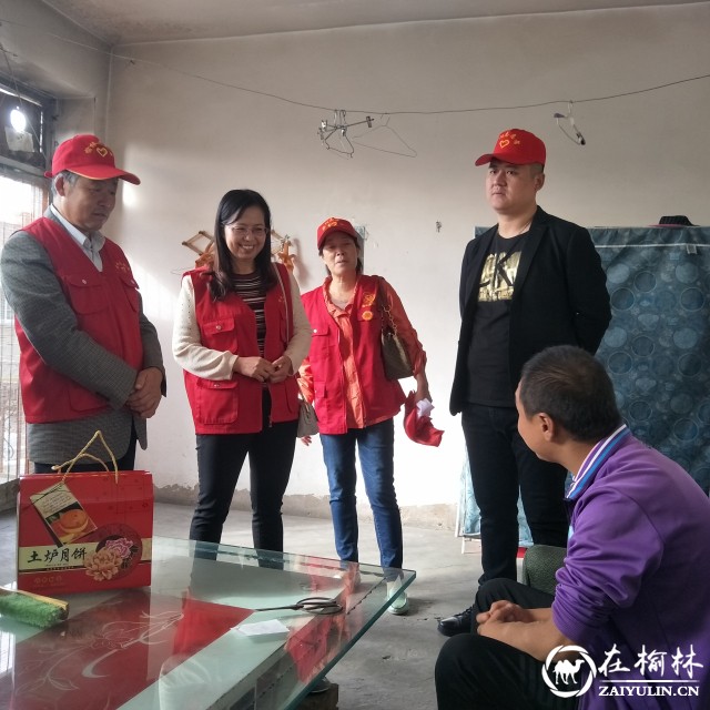 榆阳区望湖路社区双节前夕走访慰问困难家庭