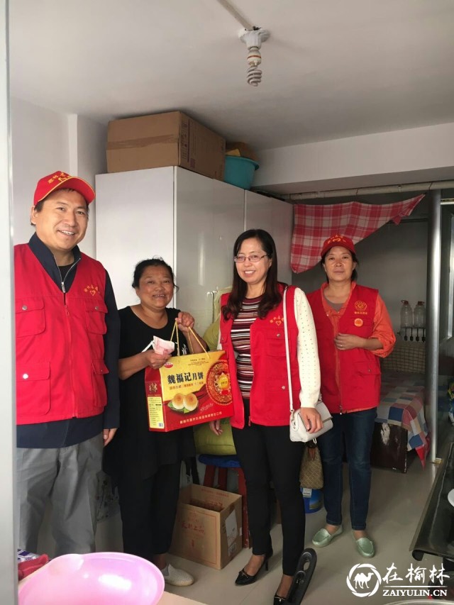 榆阳区望湖路社区双节前夕走访慰问困难家庭