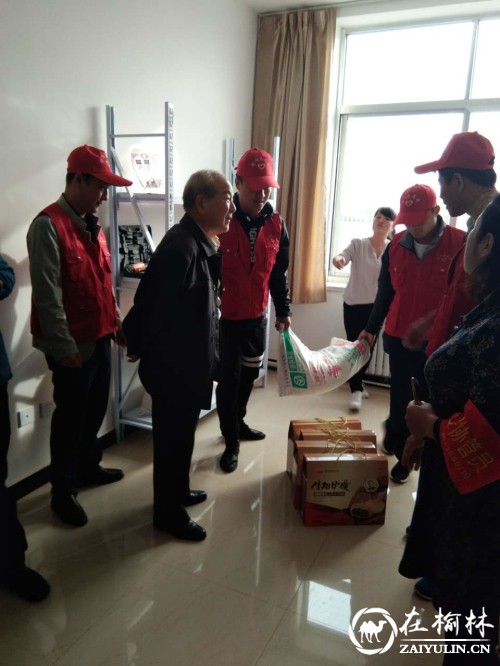榆阳区崇文办春苑社区开展中秋送温暖活动