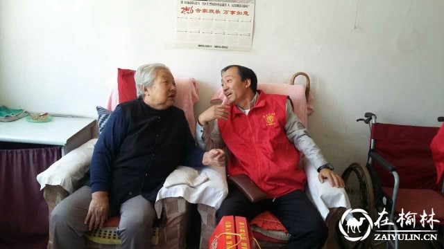 榆阳区长虹路社区：庆国庆 迎中秋 走访慰问困难户