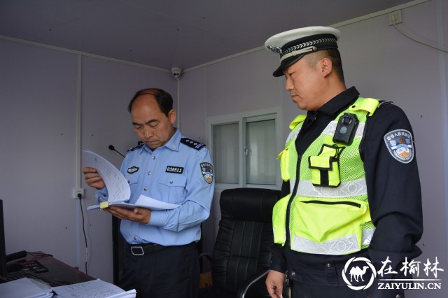 靖边交警大队教导员吴海旺督导检查各中队国庆交通安保工作