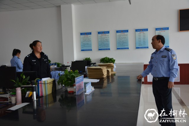 靖边交警大队教导员吴海旺督导检查各中队国庆交通安保工作