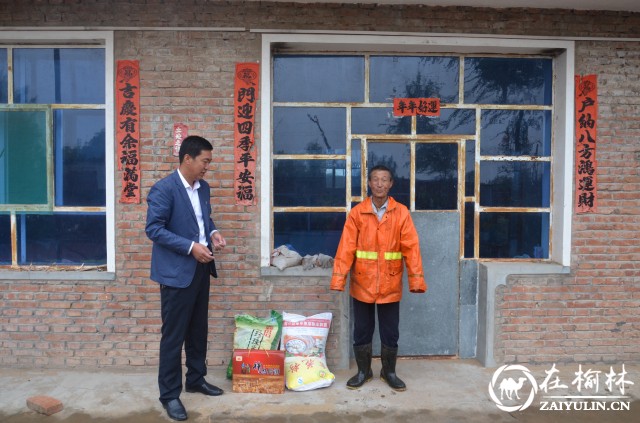 神木市大保当镇标杆党员高建雄中秋节前慰问贫困户