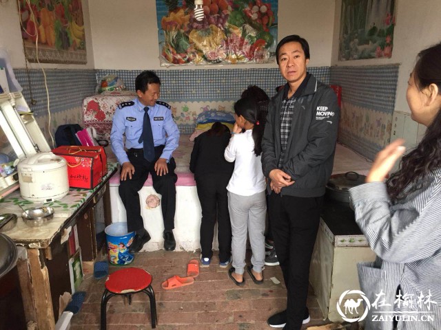 靖边交警大队大队长王世岗走访慰问结对帮扶贫困户