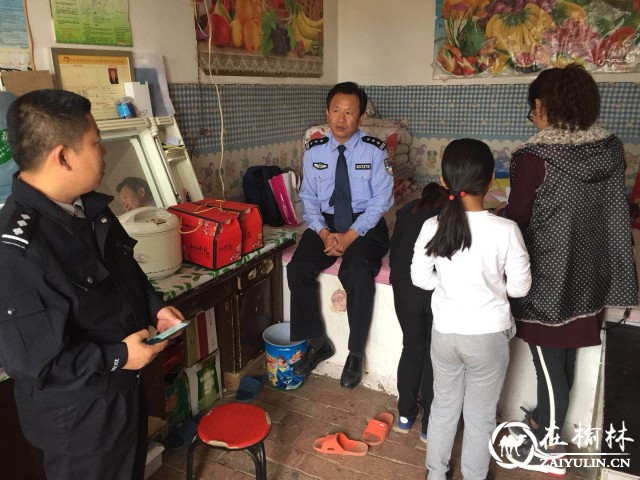 靖边交警大队大队长王世岗走访慰问结对帮扶贫困户
