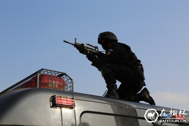 绥德公安反恐处突应急演练上演警匪大片