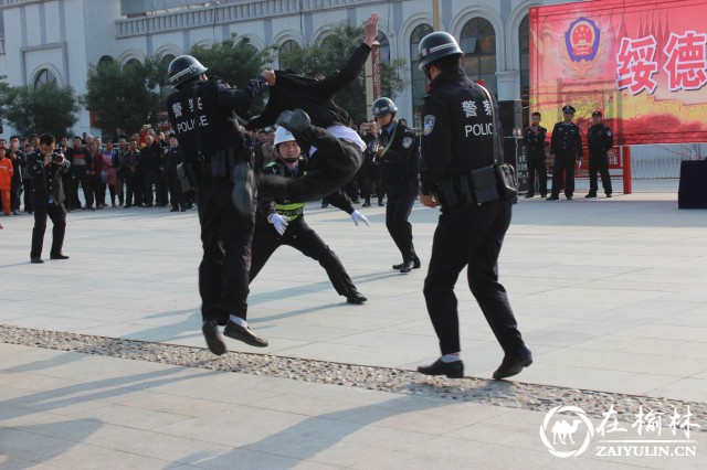 绥德公安反恐处突应急演练上演警匪大片