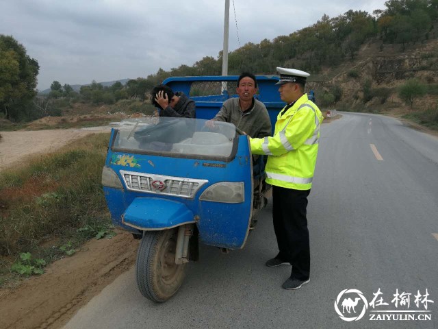 民警整治农用摩托车违法行为
