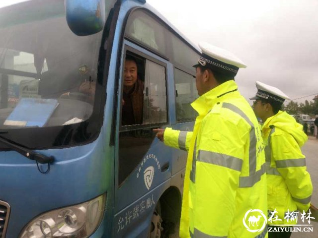 靖边城区交警“下乡”筑牢道路交通事故防线