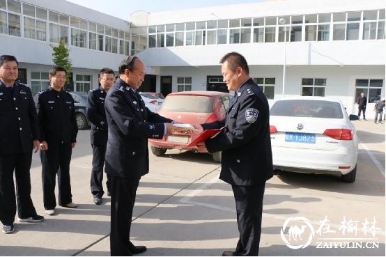 市公安局政治部主任王殿玺深入米脂一线进行战时送奖