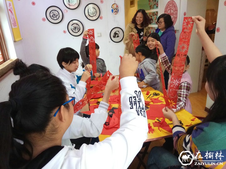 杨凡巧心剪纸工作室：大人小孩齐聚一堂剪纸其乐融融