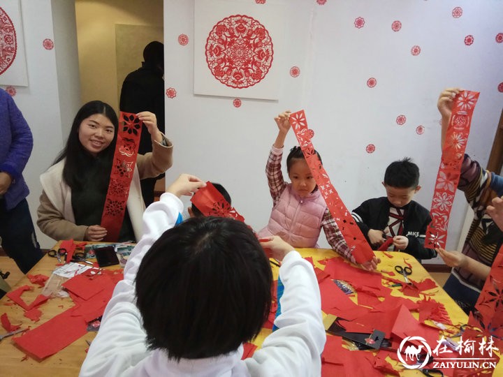 杨凡巧心剪纸工作室：大人小孩齐聚一堂剪纸其乐融融