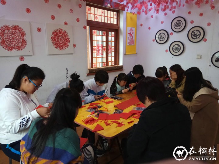 杨凡巧心剪纸工作室：大人小孩齐聚一堂剪纸其乐融融