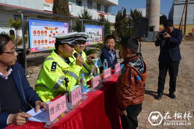 靖边交警进农村学校讲交规送安全
