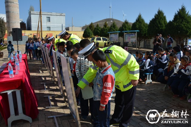 靖边交警进农村学校讲交规送安全