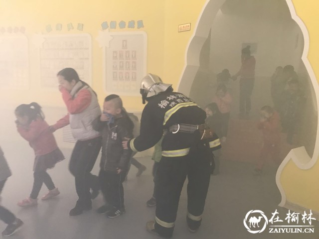 孩子们在消防员和老师的帮助下进行实地疏散演练
