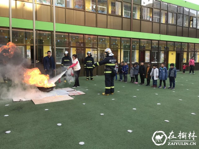 小朋友们观看如何使用灭火器