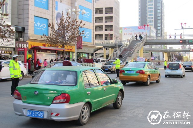 靖边交警奋力提升城市管理水平 共创美好家园