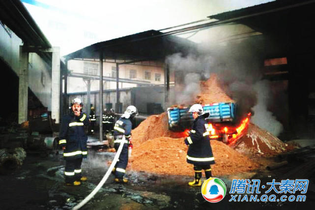 神木8吨柴油罐起火 引燃附近彩钢房