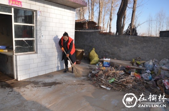 神木市大保当镇美丽乡村建设：自愿者正在为孤寡老人扫院