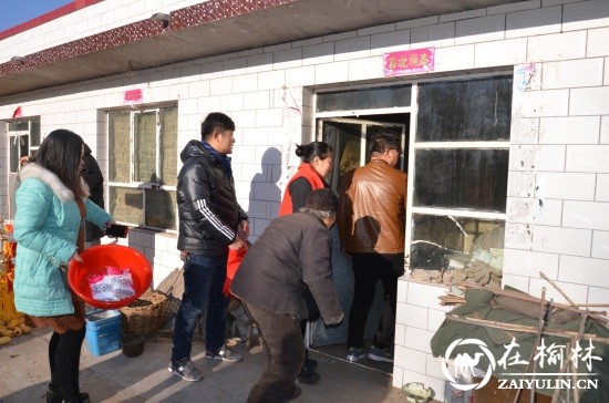 神木市大保当镇美丽乡村建设：自愿者入户打扫卫生