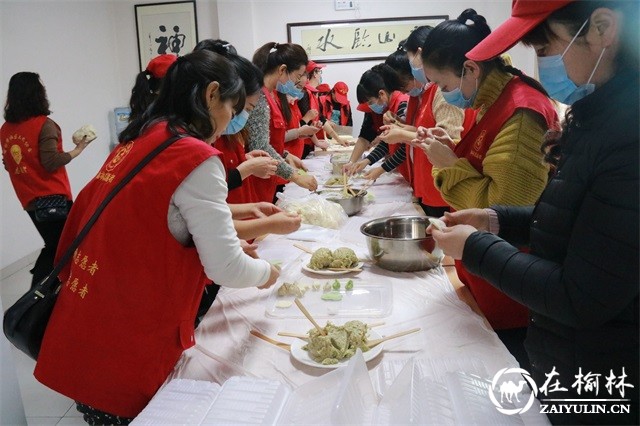 榆阳区金林社区冬至为特困老人送饺子连情谊