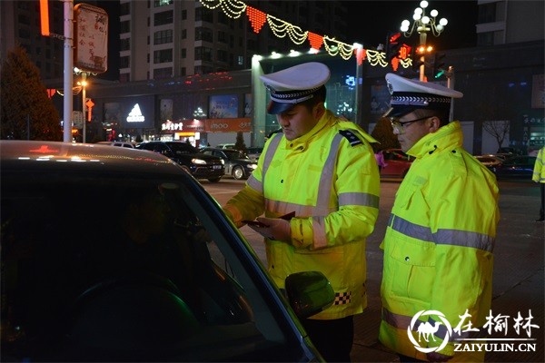  靖边交警平安夜疏堵保畅 夜查违法两不误