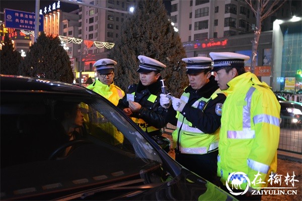  靖边交警平安夜疏堵保畅 夜查违法两不误