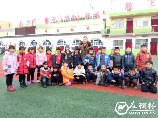 子洲身残代课教师<a href=http://www.zaiyulin.com/txy/caiyongheng/ target=_blank class=infotextkey>蔡永恒</a>坚守乡村20年用人格树师德