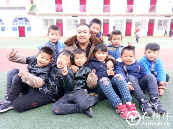 子洲身残代课教师<a href=http://www.zaiyulin.com/txy/caiyongheng/ target=_blank class=infotextkey>蔡永恒</a>坚守乡村20年用人格树师德