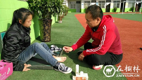 子洲身残代课教师<a href=http://www.zaiyulin.com/txy/caiyongheng/ target=_blank class=infotextkey>蔡永恒</a>坚守乡村20年用人格树师德