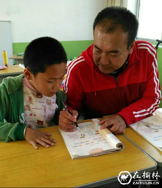 子洲身残代课教师<a href=http://www.zaiyulin.com/txy/caiyongheng/ target=_blank class=infotextkey>蔡永恒</a>坚守乡村20年用人格树师德