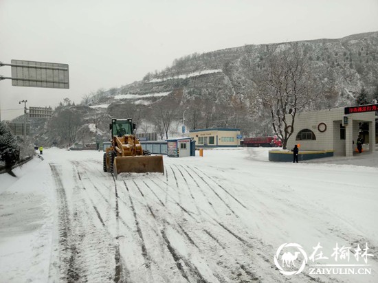 清涧九里山治超站及时清扫路面积雪 保畅通