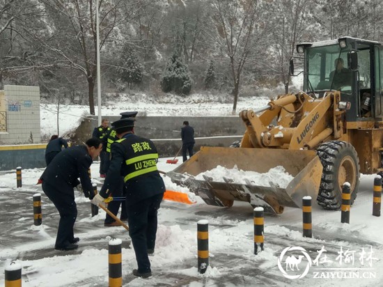 清涧九里山治超站执法人员除雪清道 抗雪灾