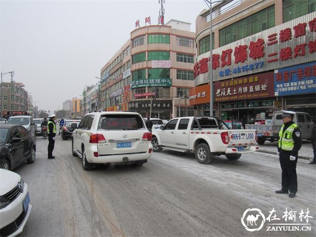 靖边交警雪中“试镜”带来寒冬里的温暖