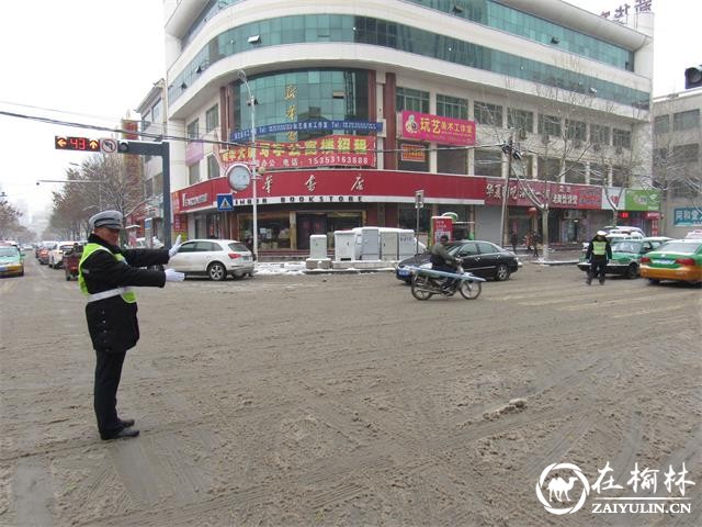 靖边交警雪中“试镜”带来寒冬里的温暖