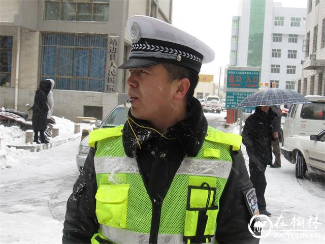 靖边交警雪中“试镜”带来寒冬里的温暖