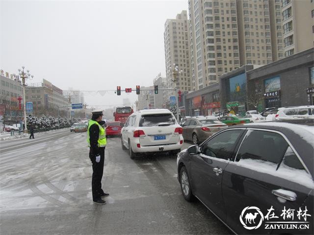 靖边交警雪中“试镜”带来寒冬里的温暖