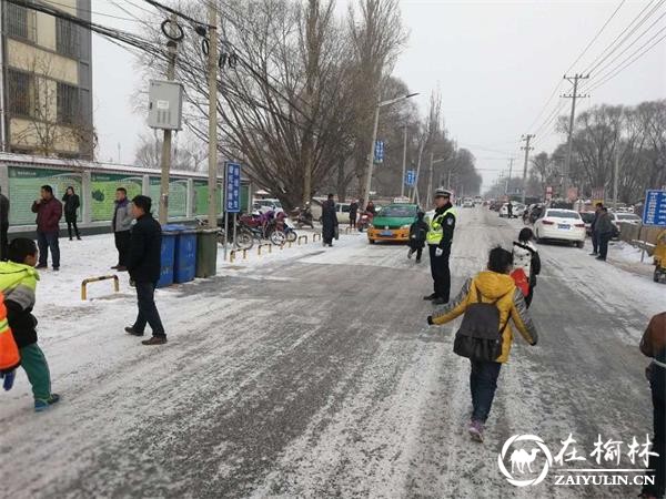 靖边公安交警：有一种雪景叫“雪警”