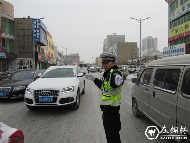 靖边交警雪中“试镜”带来寒冬里的温暖