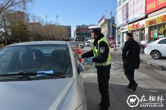 靖边交警加大民乐园北侧路段违法车辆整治力度