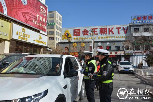 靖边交警加大民乐园北侧路段违法车辆整治力度