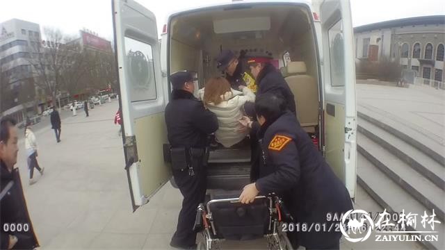 陕西延安火车站旅客突然晕倒 铁警及时救助