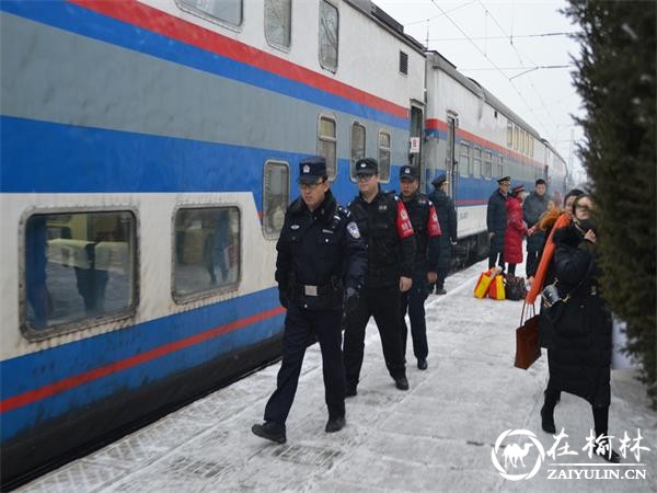 神木铁警以雪为令 多项举措为旅客出行保安全