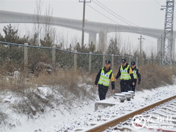 神木铁警以雪为令 多项举措为旅客出行保安全