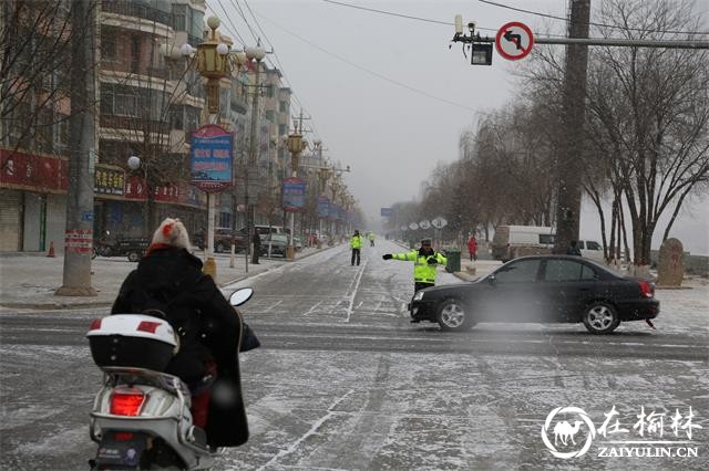 绥德公安30余名民警助力冬季环城长跑